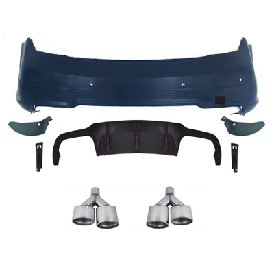 2011-2014 C-Klasse Fahrzeugmodell Hinterstoßfänger-Upgrade mit Diffusor und Auspuffleitung