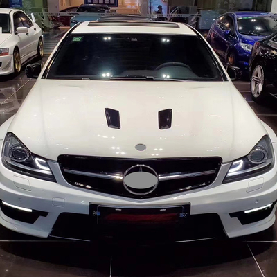 Mercedes-Benz C-Klasse W204 mit vollständigem Kohlenstofffaser-Motorkappe getestet