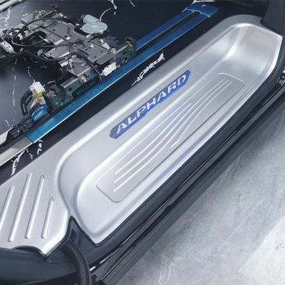 Toyota Alphard 2024 mit Fußpedalen aus Aluminiumlegierung und Schwellenstreifen